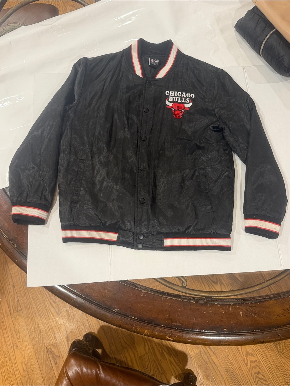Chicago Bulls Ultra Game NBA Jacket Size small Black Red Satin Quilted inside